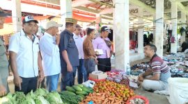 Dua Anggota DPRD Manggarai Timur bersama Pemerintah Kecamatan turun langsung pantau harga sembako di pasar Benteng Jawa, Rabu (15/4/2026) Dok. Istimewa) 