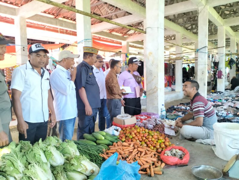 Dua Anggota DPRD Manggarai Timur bersama Pemerintah Kecamatan turun langsung pantau harga sembako di pasar Benteng Jawa, Rabu (15/4/2026) Dok. Istimewa) 