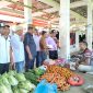 Dua Anggota DPRD Manggarai Timur bersama Pemerintah Kecamatan turun langsung pantau harga sembako di pasar Benteng Jawa, Rabu (15/4/2026) Dok. Istimewa) 