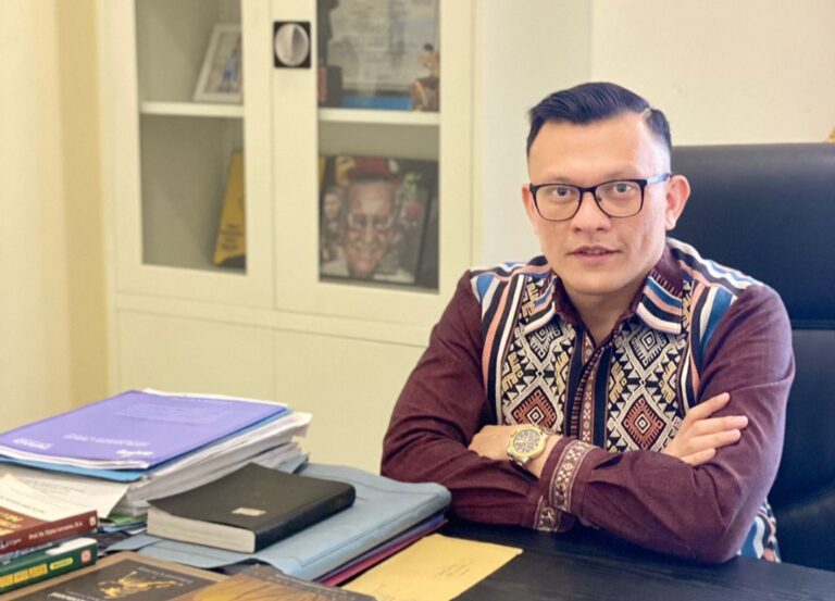 Kuasa hukum, Fransisco Bernando Bessi menjelaskan dugaan pemerasan oknum jaksa terhadap Kliennya sebagai kontraktor. (Dok.istimewa)