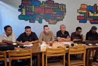 Advokat Aldri Delton Ndolu, didampingi rekan sesama tim penasihat hukum, dalam konferensi pers di Labuan Bajo, Rabu (4/5/2026). (Dok.istimewa)