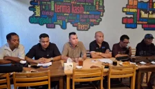 Advokat Aldri Delton Ndolu, didampingi rekan sesama tim penasihat hukum, dalam konferensi pers di Labuan Bajo, Rabu (4/5/2026). (Dok.istimewa)