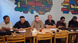 Advokat Aldri Delton Ndolu, didampingi rekan sesama tim penasihat hukum, dalam konferensi pers di Labuan Bajo, Rabu (4/5/2026). (Dok.istimewa)