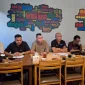 Advokat Aldri Delton Ndolu, didampingi rekan sesama tim penasihat hukum, dalam konferensi pers di Labuan Bajo, Rabu (4/5/2026). (Dok.istimewa)