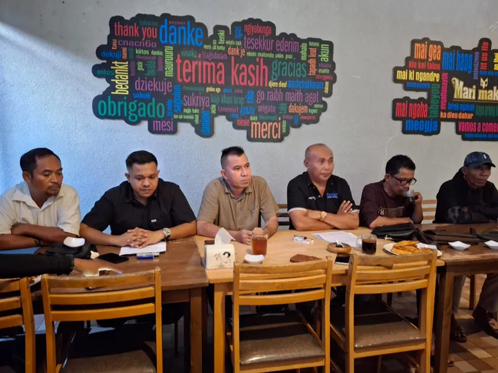 Advokat Aldri Delton Ndolu, didampingi rekan sesama tim penasihat hukum, dalam konferensi pers di Labuan Bajo, Rabu (4/5/2026). (Dok.istimewa)