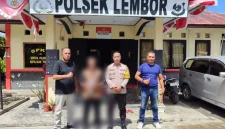 Kapolsek Lembor, IPDA Vinsen Bagus bersama personil Polsek Lembor dengan terduga pelaku pencabulan anak di bawah umur di Kecamatan Lembor,Kabupaten Manggarai Barat (Dok. Istimewa)