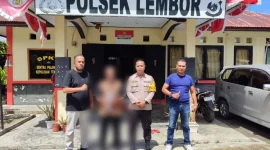 Kapolsek Lembor, IPDA Vinsen Bagus bersama personil Polsek Lembor dengan terduga pelaku pencabulan anak di bawah umur di Kecamatan Lembor,Kabupaten Manggarai Barat (Dok. Istimewa)