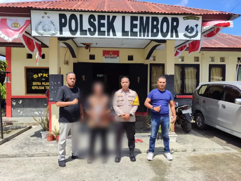 Kapolsek Lembor, IPDA Vinsen Bagus bersama personil Polsek Lembor dengan terduga pelaku pencabulan anak di bawah umur di Kecamatan Lembor,Kabupaten Manggarai Barat (Dok. Istimewa)
