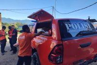Polisi evakuasi dua orang turis asal Australia  yang tewas usai jatu dari jembatan kayu di Cunca Wulang, Manggarai Barat, NTT. (Dok.istimewa)