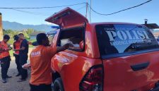 Polisi evakuasi dua orang turis asal Australia yang tewas usai jatu dari jembatan kayu di Cunca Wulang, Manggarai Barat, NTT. (Dok.istimewa)
