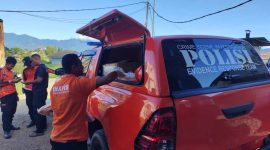 Polisi evakuasi dua orang turis asal Australia  yang tewas usai jatu dari jembatan kayu di Cunca Wulang, Manggarai Barat, NTT. (Dok.istimewa)