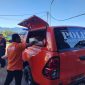 Polisi evakuasi dua orang turis asal Australia  yang tewas usai jatu dari jembatan kayu di Cunca Wulang, Manggarai Barat, NTT. (Dok.istimewa)