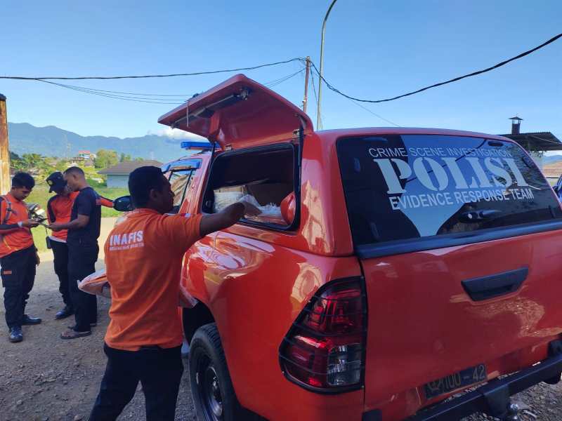 Polisi evakuasi dua orang turis asal Australia  yang tewas usai jatu dari jembatan kayu di Cunca Wulang, Manggarai Barat, NTT. (Dok.istimewa)
