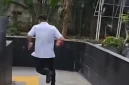 Pegawai Direktorat Jenderal Bea Cukai (DJBC) Kementerian Keuangan (Kemenkeu) Ahmad Dedi lari terbirit-birit usai menjalani pemeriksaan di Gedung Merah Putih KPK, Jakarta, Jumat (8/5/2026)(Dok.Istimewa)