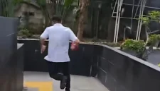 Pegawai Direktorat Jenderal Bea Cukai (DJBC) Kementerian Keuangan (Kemenkeu) Ahmad Dedi lari terbirit-birit usai menjalani pemeriksaan di Gedung Merah Putih KPK, Jakarta, Jumat (8/5/2026)(Dok.Istimewa)