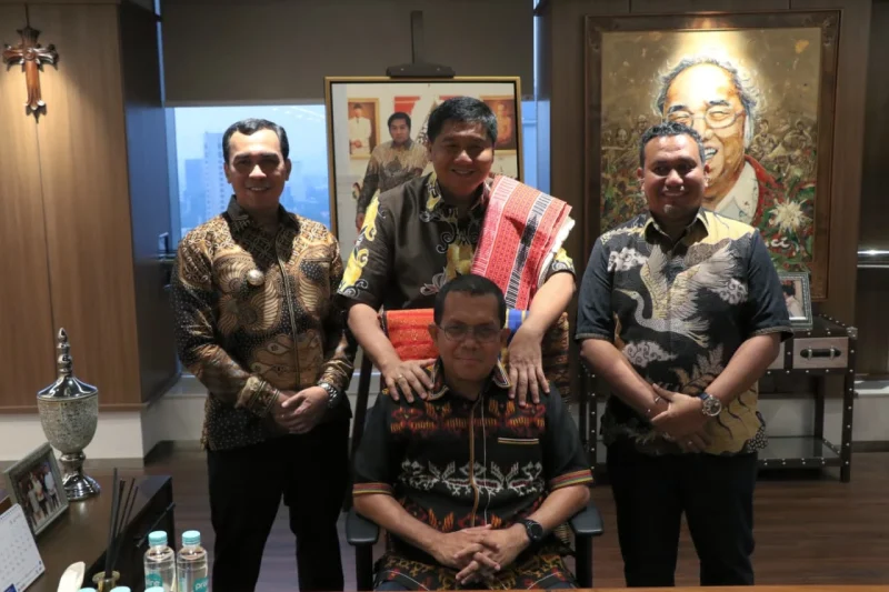 Menteri PKP, Maruarar saat bertemu Gubernur NTT, Emanuel Melkiades Laka Lena, di Jakarta, Kamis (2/4/2026) (Dok.istimewa)