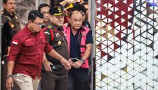 Dadan Hindayana terlihat keluar dari ruang penyidikan dengan mengenakan rompi tahanan berwarna merah muda khas Kejaksaan Agung sebelum dibawa menuju mobil tahanan, Rabu (3/6/2026) (Dok.istimewa)