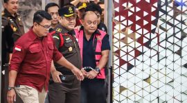 Dadan Hindayana terlihat keluar dari ruang penyidikan dengan mengenakan rompi tahanan berwarna merah muda khas Kejaksaan Agung sebelum dibawa menuju mobil tahanan, Rabu (3/6/2026) (Dok.istimewa)