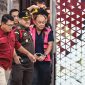 Dadan Hindayana terlihat keluar dari ruang penyidikan dengan mengenakan rompi tahanan berwarna merah muda khas Kejaksaan Agung sebelum dibawa menuju mobil tahanan, Rabu (3/6/2026) (Dok.istimewa)