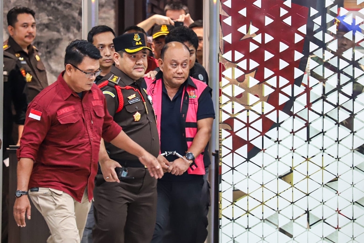 Dadan Hindayana terlihat keluar dari ruang penyidikan dengan mengenakan rompi tahanan berwarna merah muda khas Kejaksaan Agung sebelum dibawa menuju mobil tahanan, Rabu (3/6/2026) (Dok.istimewa)