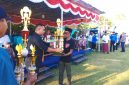 Ketua Askab PSSI Manggarai Barat, Marianus Yono Jehanu menyerahkan piala kepada Ketua Panitia (Dok.istimewa)