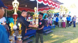 Ketua Askab PSSI Manggarai Barat, Marianus Yono Jehanu menyerahkan piala kepada Ketua Panitia (Dok.istimewa)