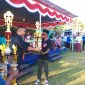 Ketua Askab PSSI Manggarai Barat, Marianus Yono Jehanu menyerahkan piala kepada Ketua Panitia (Dok.istimewa)