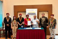Ketua Presidium PP PMKRI Periode 2024-2026, Susana Florika Marianti Kandaimu, didampingi jajaran pengurus pusat teken MoU Beasiswa S1-S3 dengan President University. (Dok.istimewa)