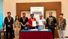 Ketua Presidium PP PMKRI Periode 2024-2026, Susana Florika Marianti Kandaimu, didampingi jajaran pengurus pusat teken MoU Beasiswa S1-S3 dengan President University. (Dok.istimewa)