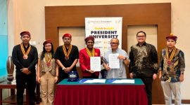 Ketua Presidium PP PMKRI Periode 2024-2026, Susana Florika Marianti Kandaimu, didampingi jajaran pengurus pusat teken MoU Beasiswa S1-S3 dengan President University. (Dok.istimewa)