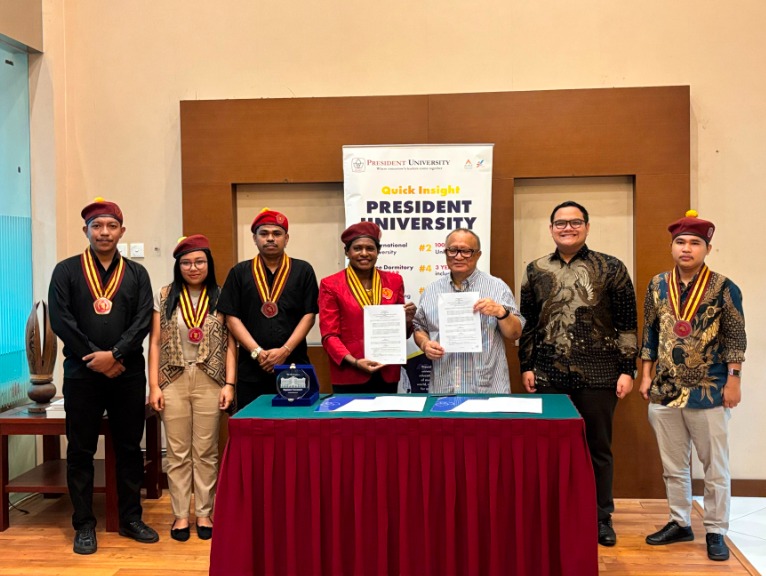 Ketua Presidium PP PMKRI Periode 2024-2026, Susana Florika Marianti Kandaimu, didampingi jajaran pengurus pusat teken MoU Beasiswa S1-S3 dengan President University. (Dok.istimewa)