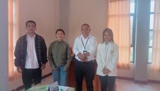 Mahasiswa UNIKA St.Paulus Ruteng Jurusan Bahasa Inggris bersama Kepala Dinas Ketenagakerjaan Kabupaten Manggarai, Frederikus Inasio Jenarut, S.E (Dok.istimewa)