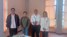 Mahasiswa UNIKA St.Paulus Ruteng Jurusan Bahasa Inggris bersama Kepala Dinas Ketenagakerjaan Kabupaten Manggarai, Frederikus Inasio Jenarut, S.E (Dok.istimewa)