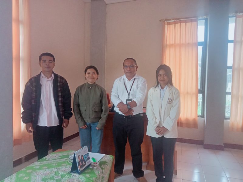 Mahasiswa UNIKA St.Paulus Ruteng Jurusan Bahasa Inggris bersama Kepala Dinas Ketenagakerjaan Kabupaten Manggarai, Frederikus Inasio Jenarut, S.E (Dok.istimewa)