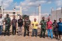 Komandan Kodim (Dandim) 1630/Manggarai Barat bersama Danramil 1630-02/Lembor, dan  Awak Media beserta sejumlah buruh pekerja KDMP di Desa Liang Sola, Jumat (26/6/2026) (Dok.istimewa)