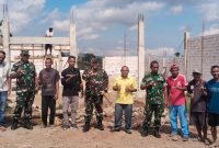 Komandan Kodim (Dandim) 1630/Manggarai Barat bersama Danramil 1630-02/Lembor, dan  Awak Media beserta sejumlah buruh pekerja KDMP di Desa Liang Sola, Jumat (26/6/2026) (Dok.istimewa)