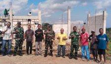 Komandan Kodim (Dandim) 1630/Manggarai Barat bersama Danramil 1630-02/Lembor, dan  Awak Media beserta sejumlah buruh pekerja KDMP di Desa Liang Sola, Jumat (26/6/2026) (Dok.istimewa)