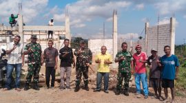 Komandan Kodim (Dandim) 1630/Manggarai Barat bersama Danramil 1630-02/Lembor, dan  Awak Media beserta sejumlah buruh pekerja KDMP di Desa Liang Sola, Jumat (26/6/2026) (Dok.istimewa)