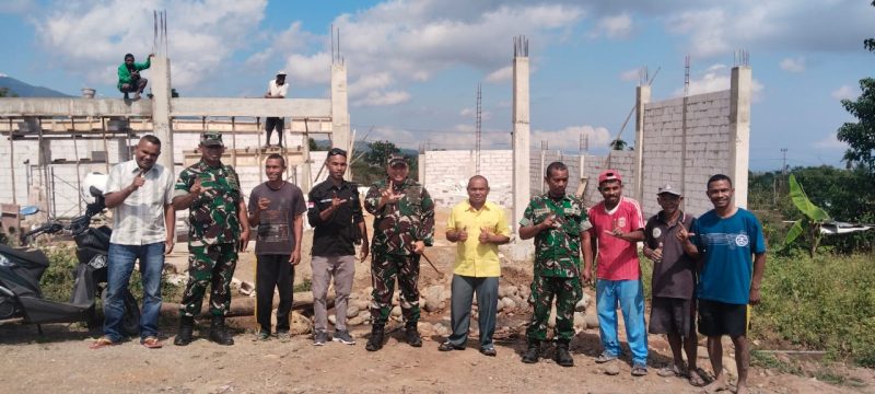 Komandan Kodim (Dandim) 1630/Manggarai Barat bersama Danramil 1630-02/Lembor, dan  Awak Media beserta sejumlah buruh pekerja KDMP di Desa Liang Sola, Jumat (26/6/2026) (Dok.istimewa)