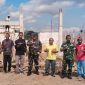 Komandan Kodim (Dandim) 1630/Manggarai Barat bersama Danramil 1630-02/Lembor, dan  Awak Media beserta sejumlah buruh pekerja KDMP di Desa Liang Sola, Jumat (26/6/2026) (Dok.istimewa)
