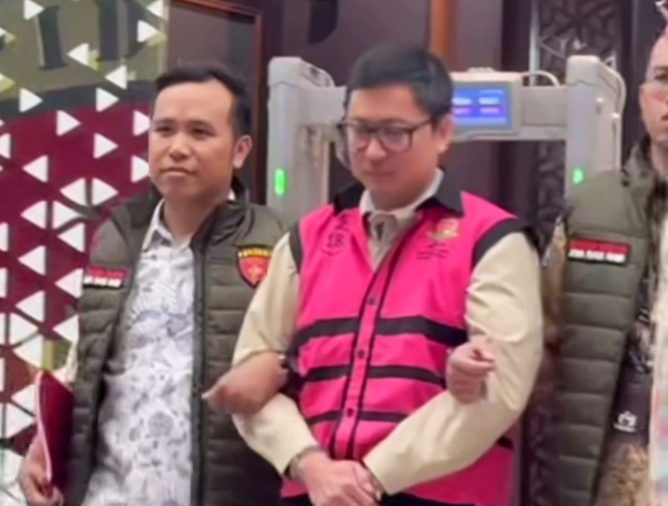 Komisaris PT Yasa Artha Trimanunggal (YAT), Andri Mulyono resmi ditetapkan sebagai tersangka dalam kasus dugaan korupsi pengadaan motor listrik dilingkungan program Makan Bergizi Gratis (MBG), Jumat (12/6/2016 (Dok.istimewa)