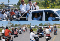 Usai mendaftarkan diri sebagai Calon Kepala Desa Macang Tanggar, Jurae bersama ratusan pendukungnya melakukan konvoi keliling kampung di sejumlah wilayah Desa Macang Tanggar, Rabu (17/6/2026) (Dok.istimewa)