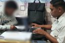 Penyidik Satreskrim Polres Manggarai Barat bersama Kristoforus Aman alias Itok Aman, tersangka penipuan dan penggelapan uang wisatawan mancanegara di Polres Manggarai Barat. (Dok. Polres Mangarai Barat)