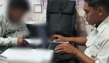Penyidik Satreskrim Polres Manggarai Barat bersama Kristoforus Aman alias Itok Aman, tersangka penipuan dan penggelapan uang wisatawan mancanegara di Polres Manggarai Barat. (Dok. Polres Mangarai Barat)