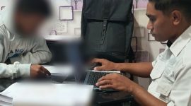 Penyidik Satreskrim Polres Manggarai Barat bersama Kristoforus Aman alias Itok Aman, tersangka penipuan dan penggelapan uang wisatawan mancanegara di Polres Manggarai Barat. (Dok. Polres Mangarai Barat)
