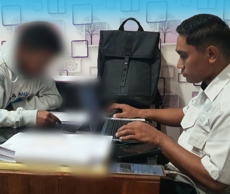 Penyidik Satreskrim Polres Manggarai Barat bersama Kristoforus Aman alias Itok Aman, tersangka penipuan dan penggelapan uang wisatawan mancanegara di Polres Manggarai Barat. (Dok. Polres Mangarai Barat)