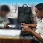 Penyidik Satreskrim Polres Manggarai Barat bersama Kristoforus Aman alias Itok Aman, tersangka penipuan dan penggelapan uang wisatawan mancanegara di Polres Manggarai Barat. (Dok. Polres Mangarai Barat)