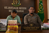 Eks Kepala Bulog Ruteng, Raymond David Wuri (kiri) Ketua LPPDM, Marsel Nagus Ahang (kanan) (Dok.istimewa)