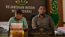 Eks Kepala Bulog Ruteng, Raymond David Wuri (kiri) Ketua LPPDM, Marsel Nagus Ahang (kanan) (Dok.istimewa)