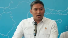 Kepala Badan Gizi Nasional (BGN) Sudaryono didampingi Wakil Kepala BGN Agustina Arumsari dan Trenggono memberikan keterangan pers terkait perkembangan Makan Bergizi Gratis (MBG) di Kantor Badan Gizi Nasional, Jakarta, Senin (27/7/2026)